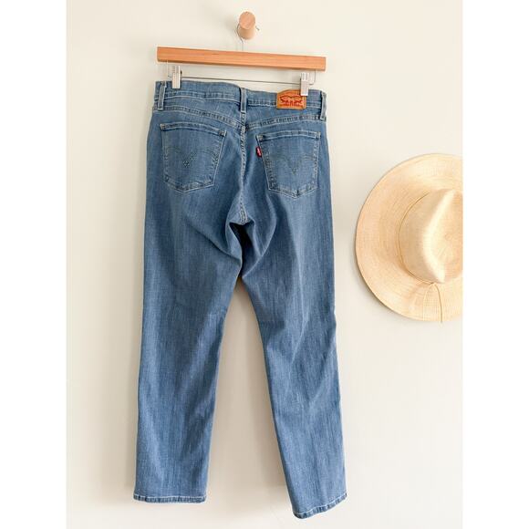 Levi's | Classic Straight Fit Women's Jeans in Medium/Light Wash | Sz 6 - Picture 5 of 8